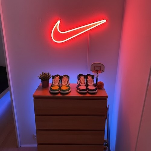 néon signe Nike rouge – chambre ado